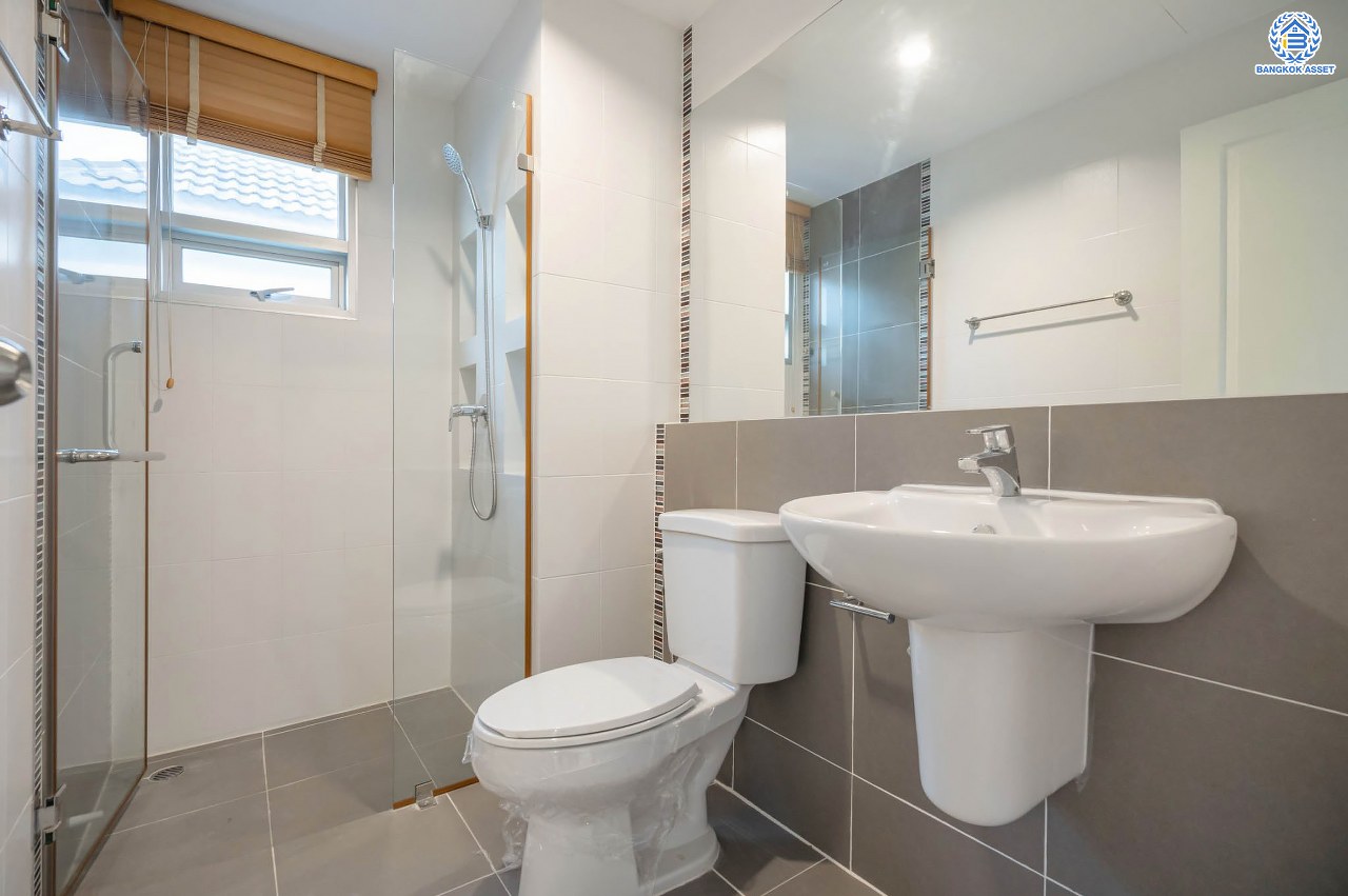 บ้านมือสองตกแต่งใหม่ โครงการ ไลฟ์ บางกอก บูเลอวาร์ด พระราม5 ตกแต่งหรูหรา เนื้อที่ 52.3 ตร.ว. ฟังก์ชัน 3 ห้องนอน 3 ห้องน้ำ 1 ห้องอเนกประสงค์ จอดรถได้ 2 คัน บนทำเลเชื่อมต่อเมือง ใกล้รถไฟฟ้าสายสีม่วง "สถานีแยกติวานนท์" จุดขึ้นทางด่วน "ศรีรัช" และรายล้อมด้วยสิ่งอำนวยความสะดวกครบ